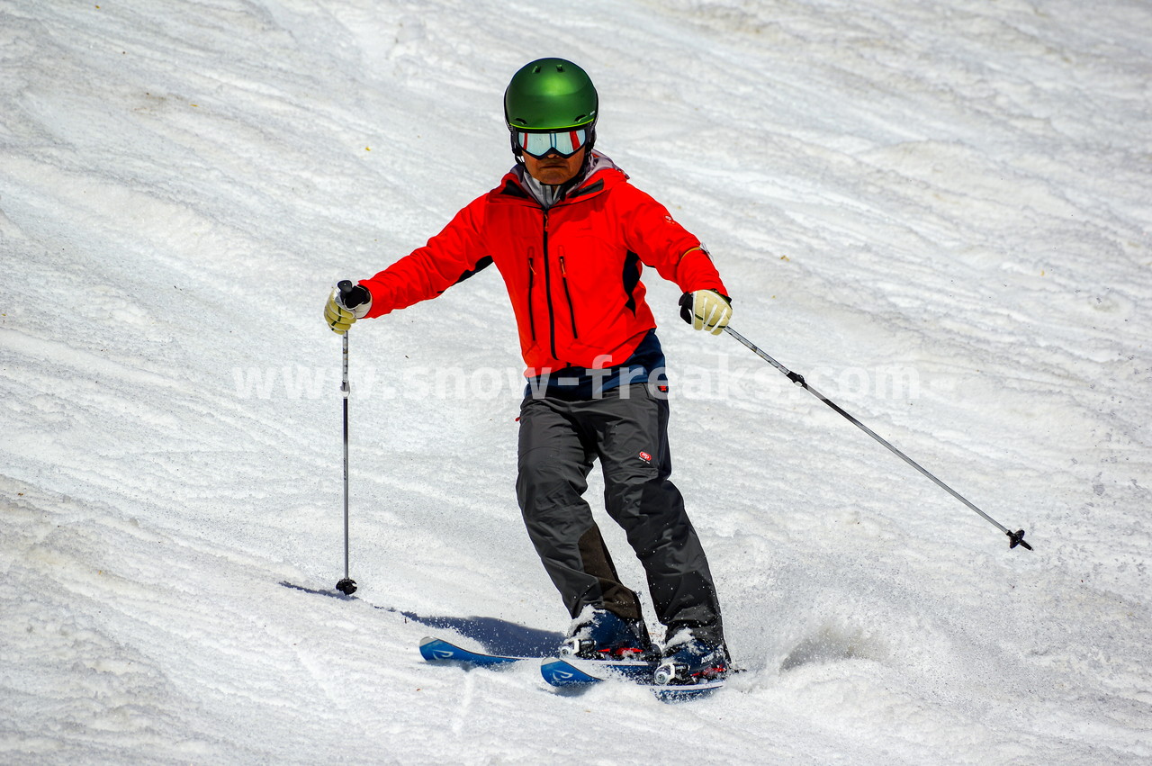 札幌国際スキー場 Mt.石井スポーツ ISHII SKI ACADEMY 校長・斉藤人之さんによる『斉藤塾』開講。本日のテーマは、「春雪！コブからスキーのたわみを楽しむ！！」(^^)v